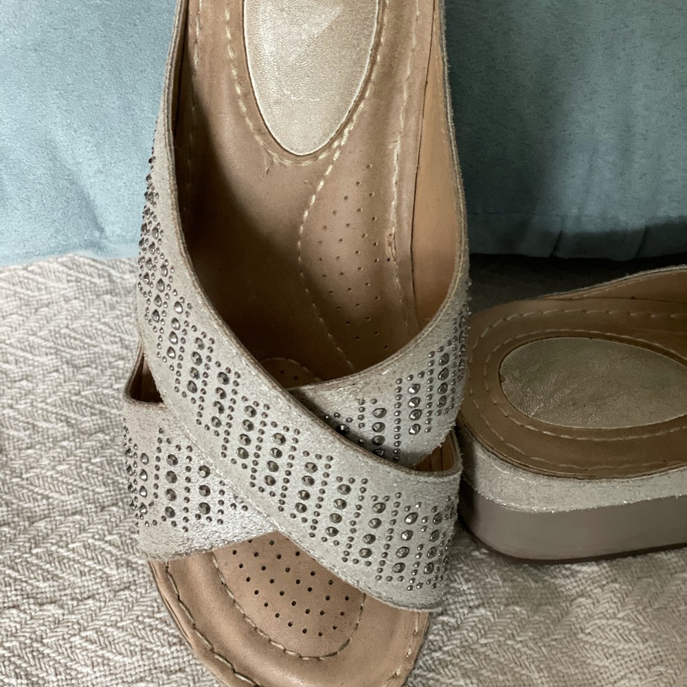 Beautiful Comfy Wedge - Picture 2 of 2